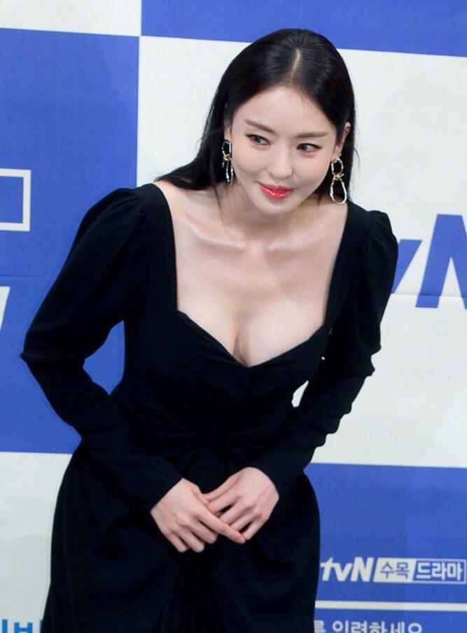韩国演员李多喜完美身材比例性感写真图集 李多喜高清生活照图片