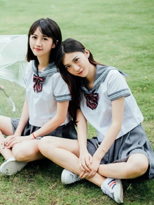 草坪上的校服姐妹花清纯可爱相伴