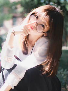 中国清纯校服眼镜长发少女可爱迷人写真