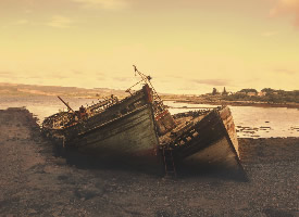 海边废弃船只摄影高清图片