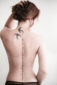 女生性感背部脊柱上的英文等小纹身作品图片
