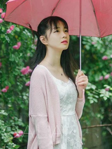 雨中打伞的清纯漂亮美女活力甜美很迷人