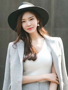 韩国美女阳光下的清纯户外甜美写真